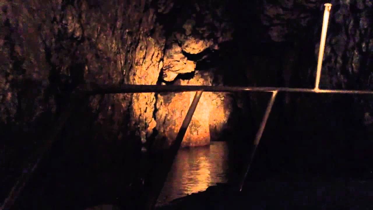 隠岐・西ノ島～明暗の岩屋を通り抜ける～