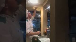 pizza acrobatica. Пицца акробатика.Растягивание теста в воздухе.