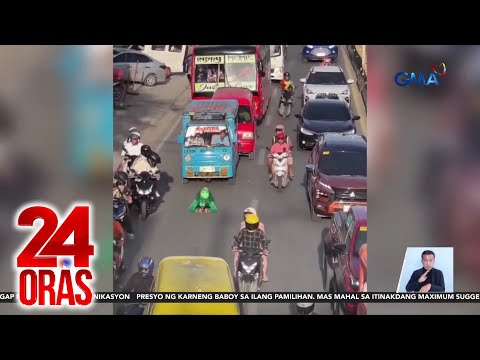 Vlogger na nag-ala snail o kuhol at gumapang sa kalsada, nakaabala sa daloy ng trapiko | 24 Oras