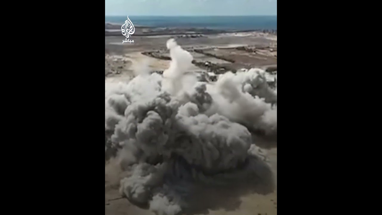 مشاهد توثق تفجـ.ـير الاحتـلال مسجدًا غرب مدينة رفح جنوبي قطاع غزة