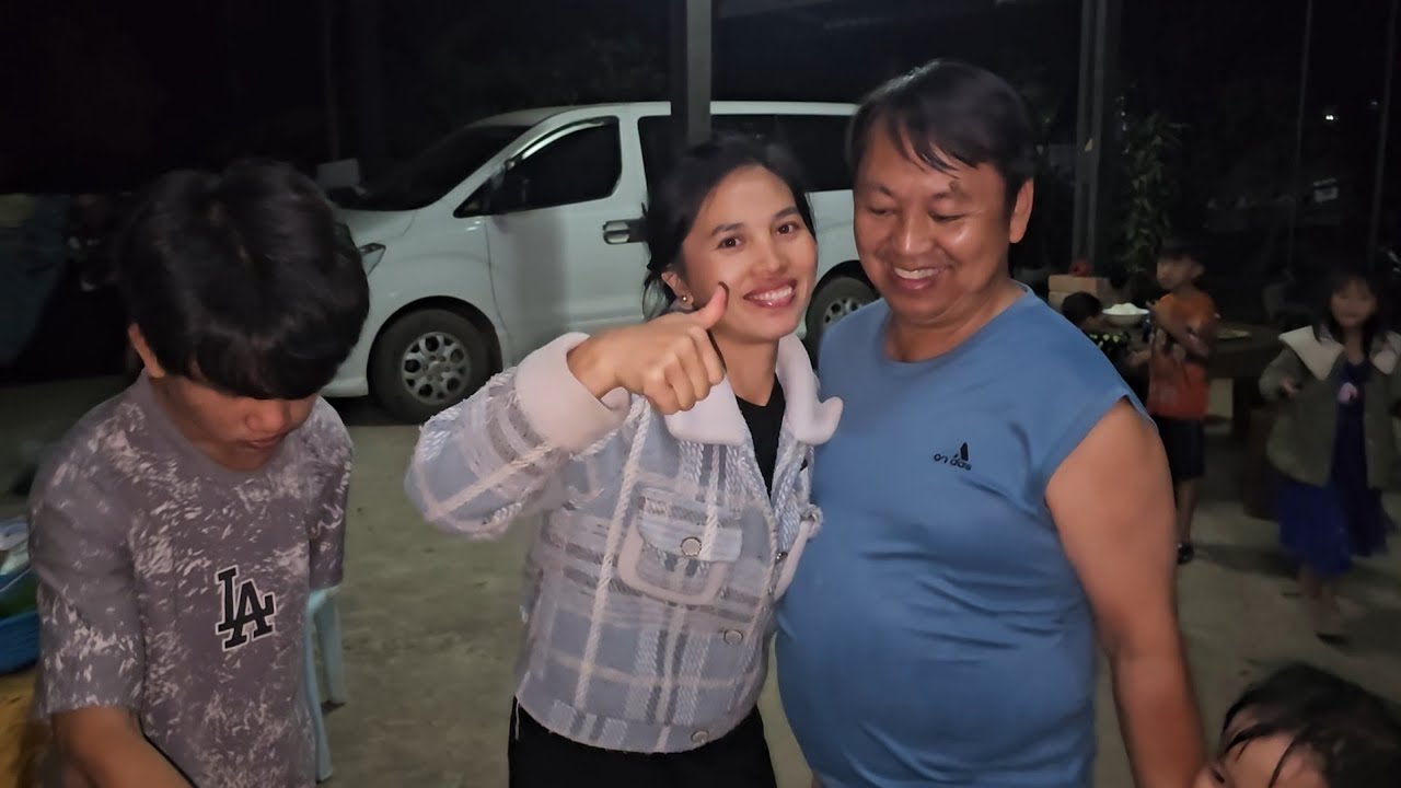 Я так рада, что наша семья вместе. Я учу своего отца готовить для нас вкусные овощи.