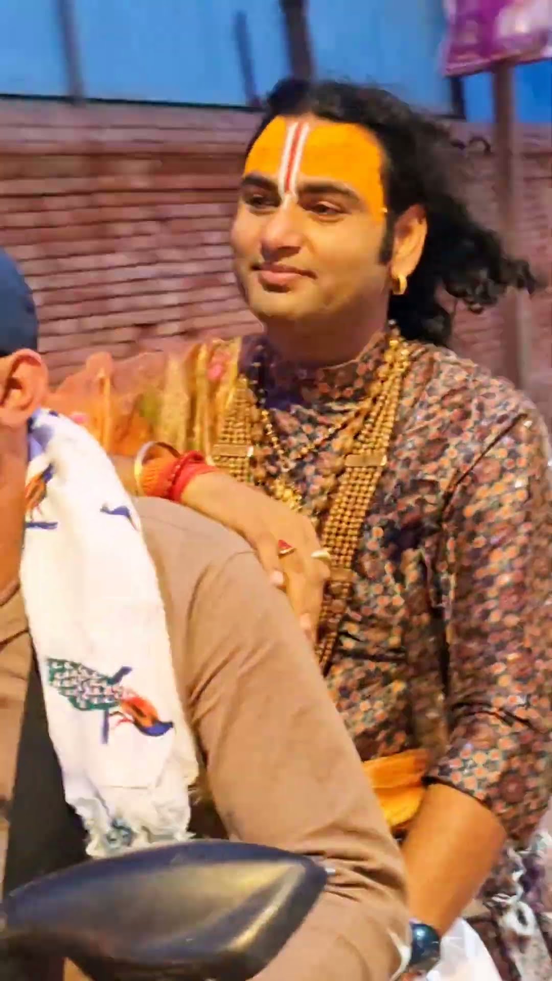 वृंदावन में ट्रैफिक जाम होने पर स्कूटी से पहुचें पूज्य श्री रमेश भाई ओझा जी की पावन कथा में गुरुजी??