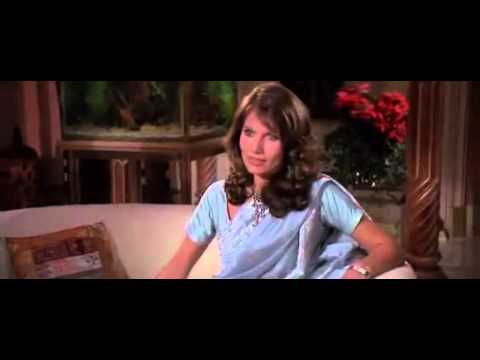 Escenas de cine - Octopussy - Roger Moore ...somos de la misma calaña