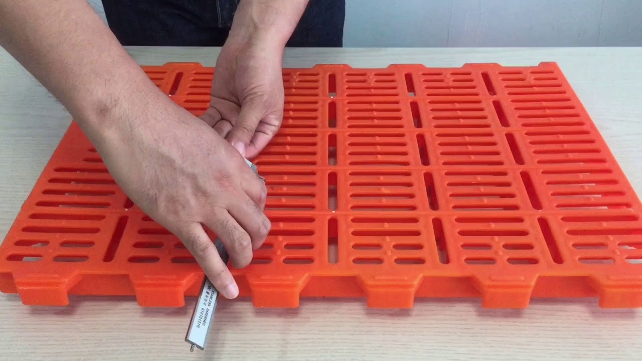 Plastic slatted floor for pig