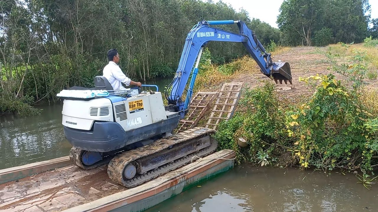 xe cuốc Mitsubishi đi phà nhỏ