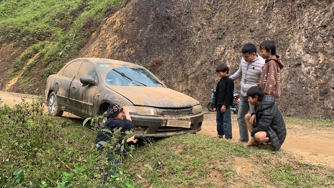 The girl rescued and repaired the car that had lost control and veered off the road