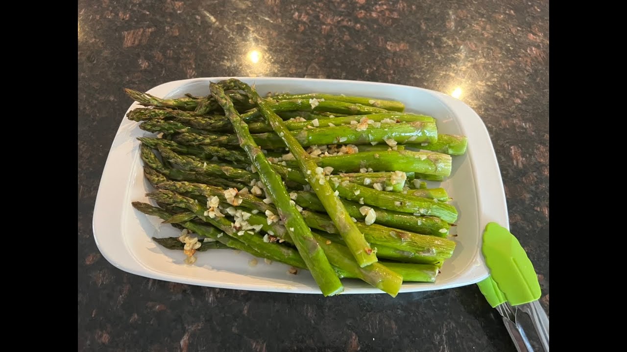Szparagi zapiekane w piekarniku z czosnkiem na oliwie. Pyszna,prosta przystawka i  dodatek do obiadu