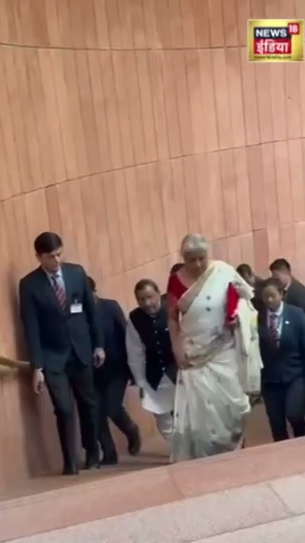 मधुबनी कला वाली साड़ी में दिखीं निर्मला सीतारमण, कुुछ देर में पेश करेंगीं बजट | Budget 2025