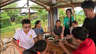 ตำหอยโข้งกินกับครอบครัวที่กะท่อมน้อยกลางน้ํา|ຕຳຫອຍໂຂ້ງກິນກັບຄອບຄົວຢູ່ກະທ່ອມກາງນ້ຳ