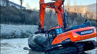 COSTRUZIONE di una SCOGLIERA con ESCAVATORE DOOSAN DX300