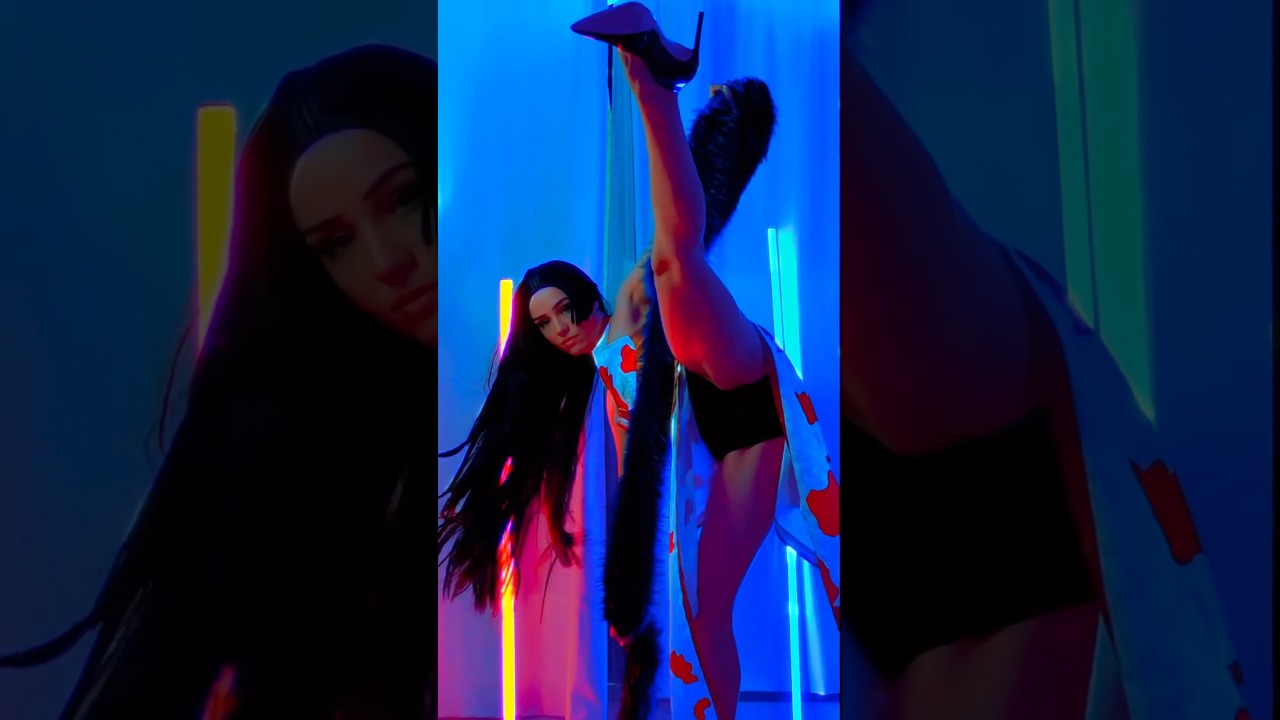 Boa kicking in back‼️ #onepiece #onepiececosplayer #boa #boacosplay #cosplaytransition #strawhats