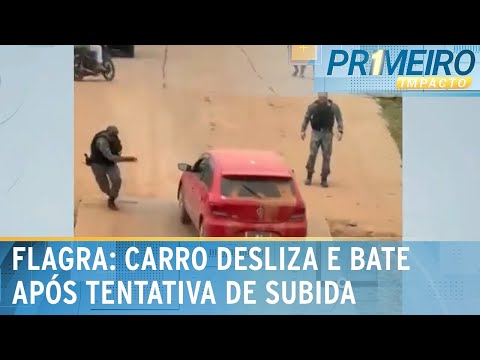 Deu ruim: policiais tentam empurrar carro em subida, mas veículo cai | Primeiro Impacto (01/11/23)