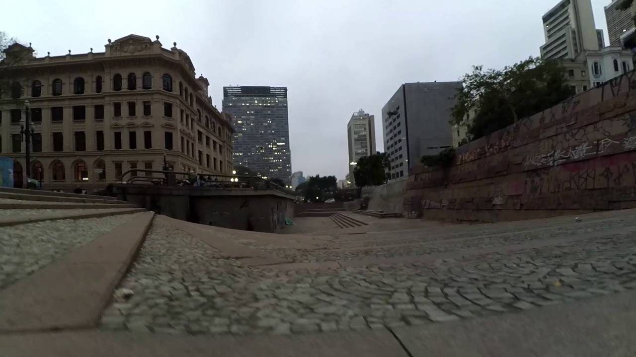 Voo #2 no Vale no Anhangabau com drone (com flips e rolls) - YouTube