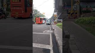 Metro Mini Melintas Rel Kereta Api