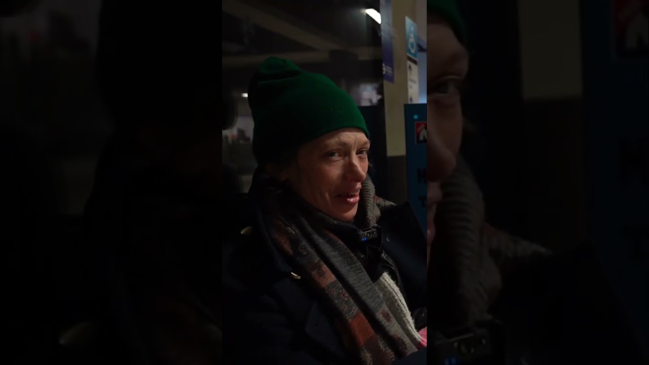 Bezdomni w Anglii - Childhood, Society, and Self-Discovery