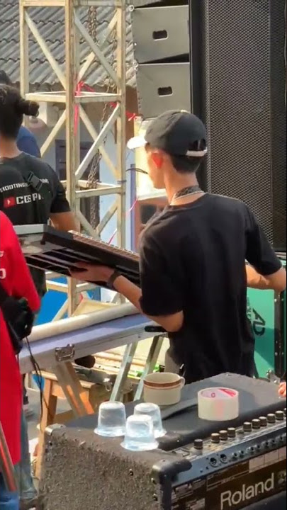 panitia penyelenggara bikin ricuh acaranya sendiri//satu lagu belom selesai udah tawuran