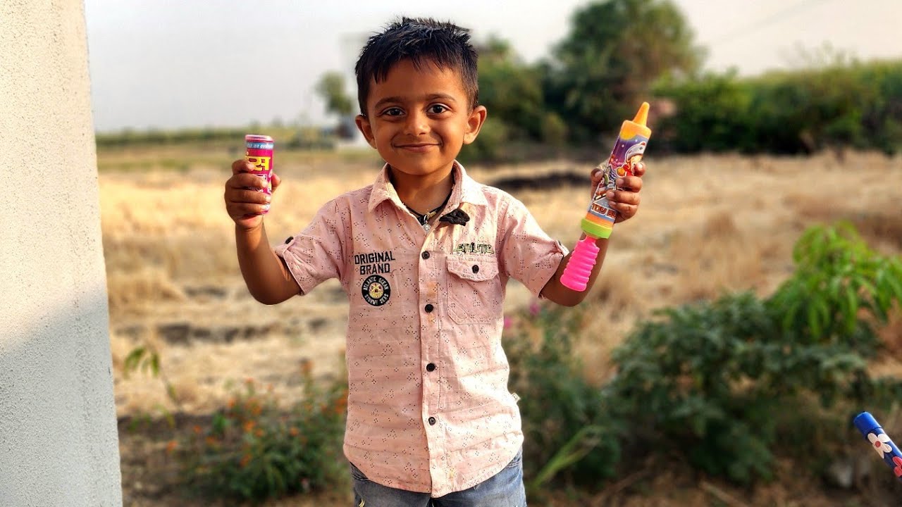 माऊली ने रंगपंचमी आली म्हणून पिचकारी घेतली |