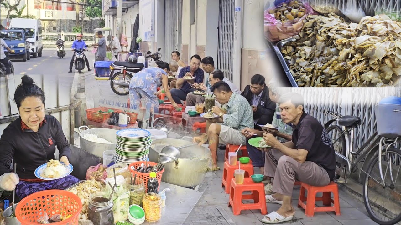 Độc lạ quán cơm thịt khìa bà cụ 3 đời chỉ 20k không bàn nhưng khách ăn nườm nượp mỗi sáng
