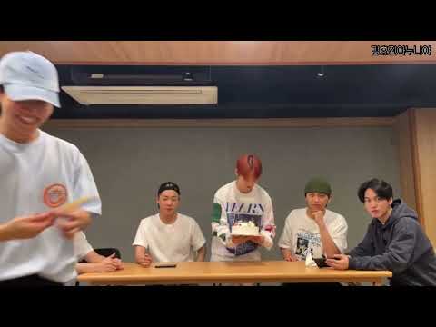 [온앤오프 / ONF ] 라이브 방송 시청 중 케이크 커팅 하러 사옥으로 불려 간 팬덤?  (퓨즈와 동기화 된 유토)