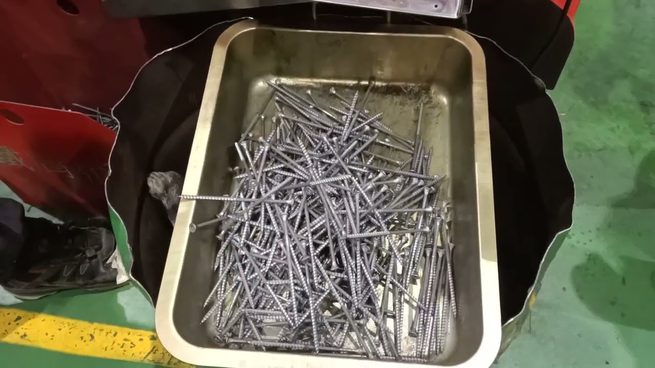 Сепаратор металлической стружки плоского типа резьбонакатного станка саморезов и шурупов.