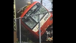 京急線とトラックが衝突