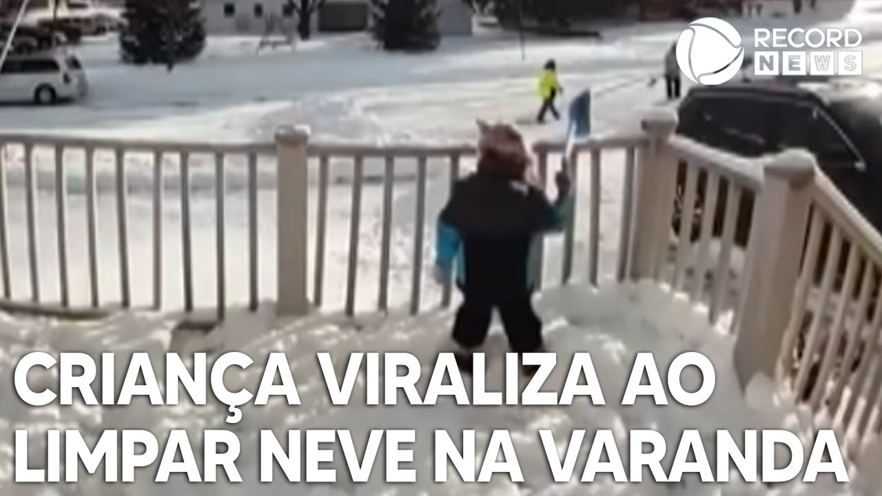 Criança viraliza nas redes enquanto tirava neve de varanda