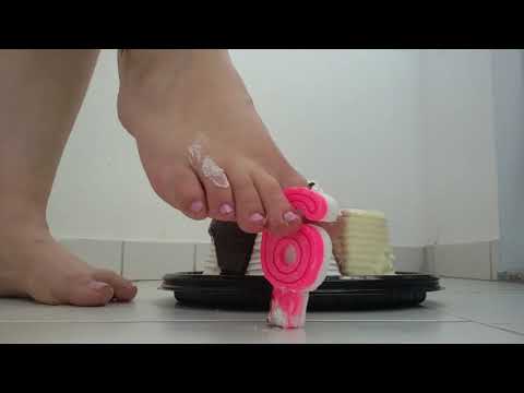 CRUSHING MY BIRTHIDAY CAKE - ESMAGANDO MEU BOLO DE ANIVERSARIO 👣❤