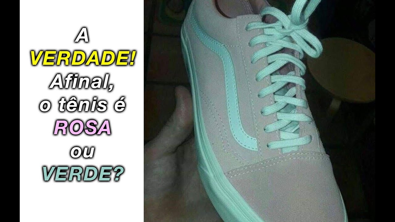 tênis branco e rosa ou verde e cinza