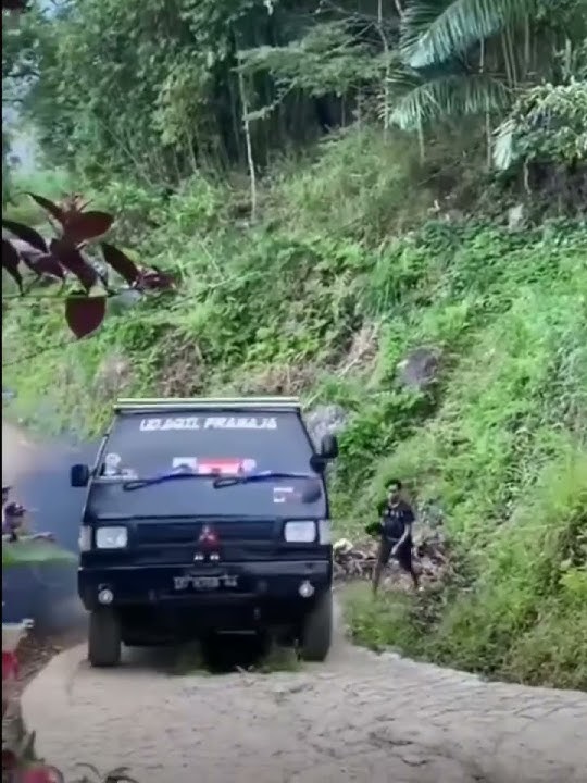 Lewat Tanjakan Mobil L300 muatan matrial tenaga suosss...
