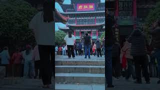 湖北宜昌嫘祖庙为纪念黄帝正妃嫘祖而建的庙宇， 又名西陵山庙，占地1000平方米，海拔高度108米，位于西陵峡东口西陵山上。该庙始建于晋朝，1940年毁于日军炮火，1993年重建，建筑面积121...