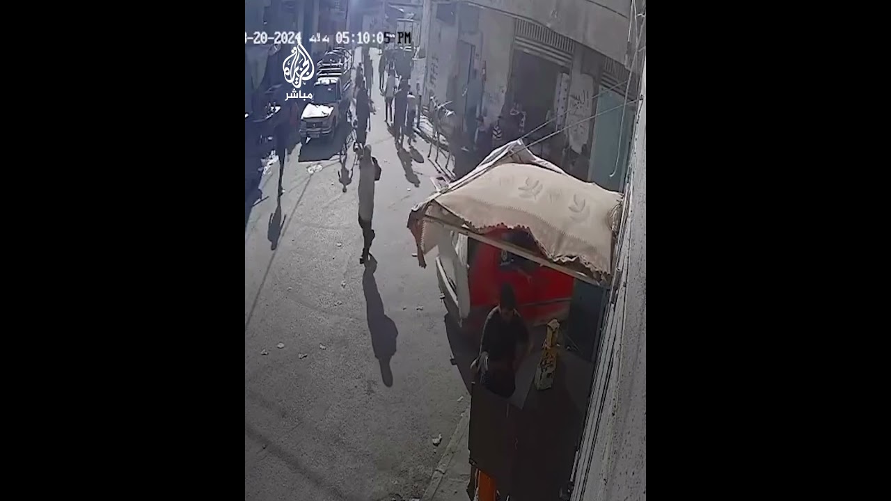 كاميرا مراقبة توثق لحظة قـصـ ـف فلسطينيين أثناء سيرهم في أحد شوارع دير البلح