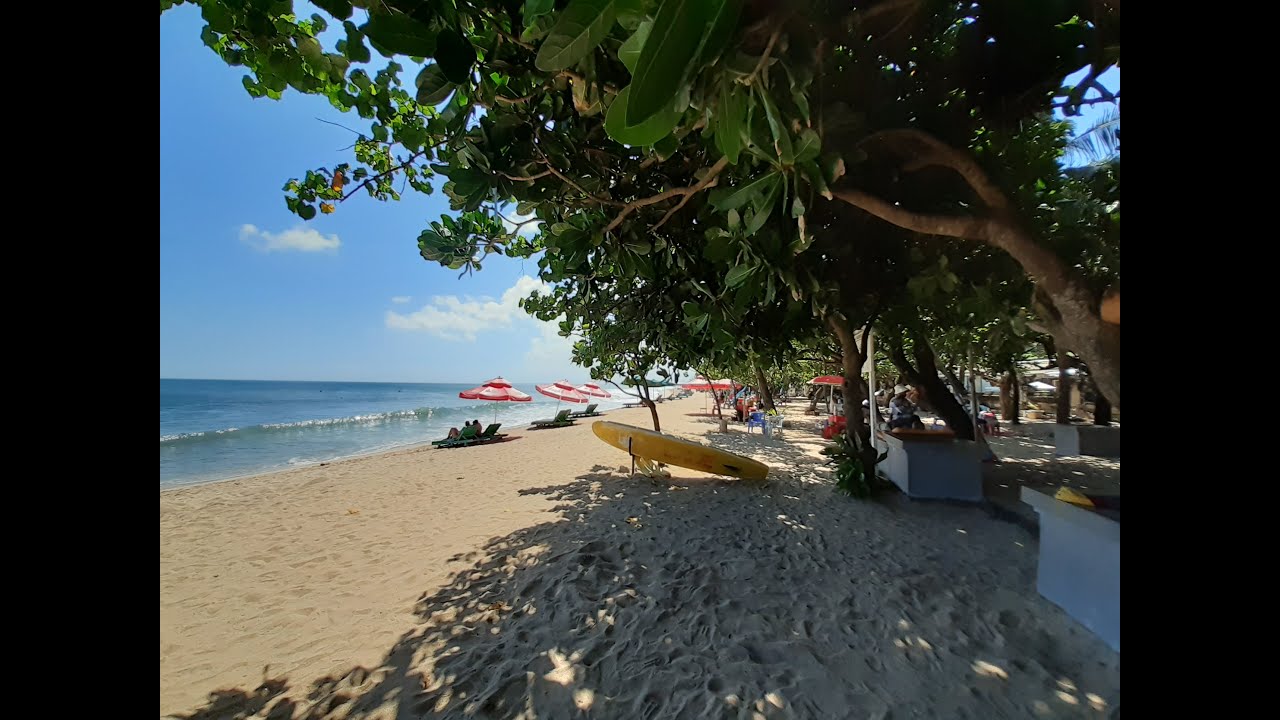 Surfing di Hari yang Cerah di Pantai Kuta