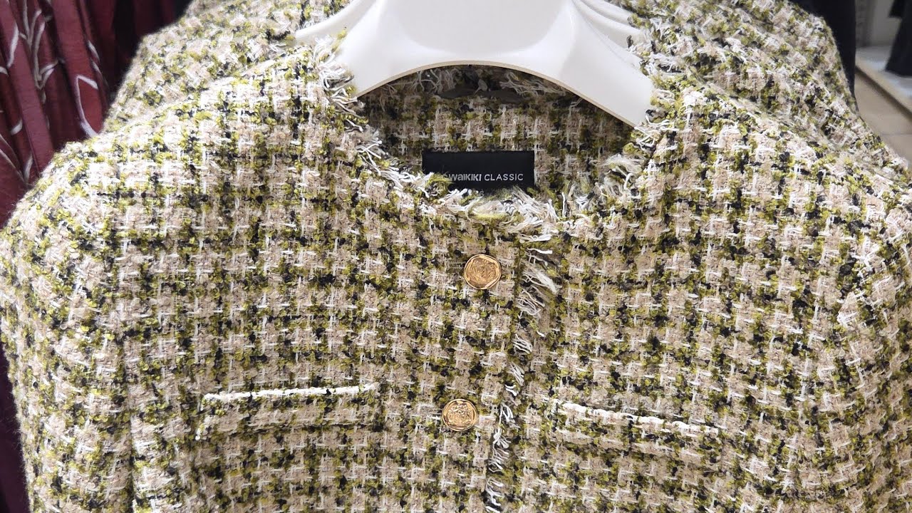 LC WAİKİKİ DE RAFLAR YENİLENİYOR kışlıklar kalkıyor. Çok çok kırmızı etiketler