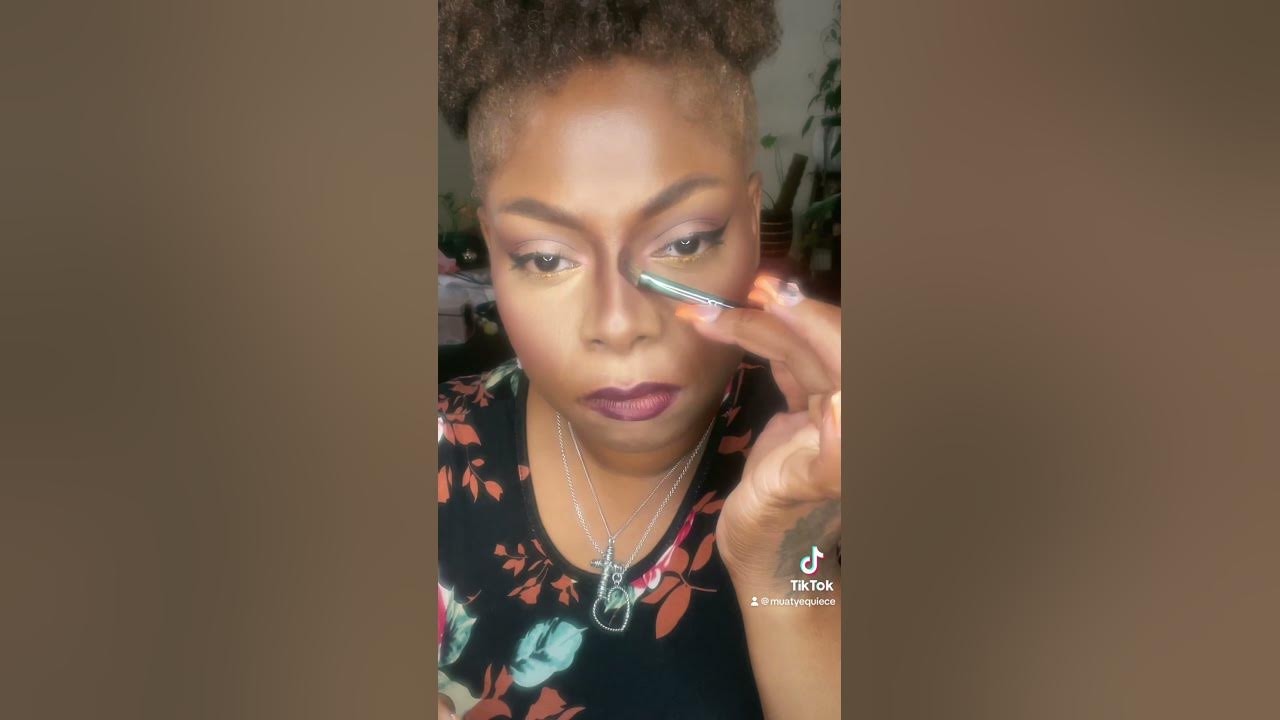 What is the correct way to apply concealer nose contour makeup 