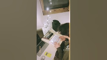 Playing lofi House music on Elektron Model Samples