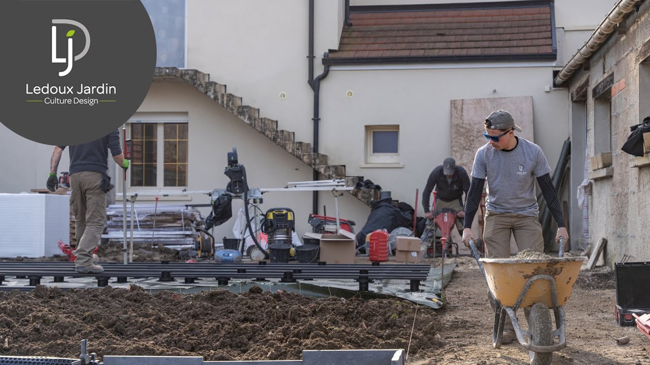 Ledoux Jardin | Avant / Après transformation d'un jardin design avec terrasse, pergola et brasero