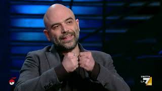 Saviano si mette la mano sul volto mentre ascolta gli attacchi della Meloni: 