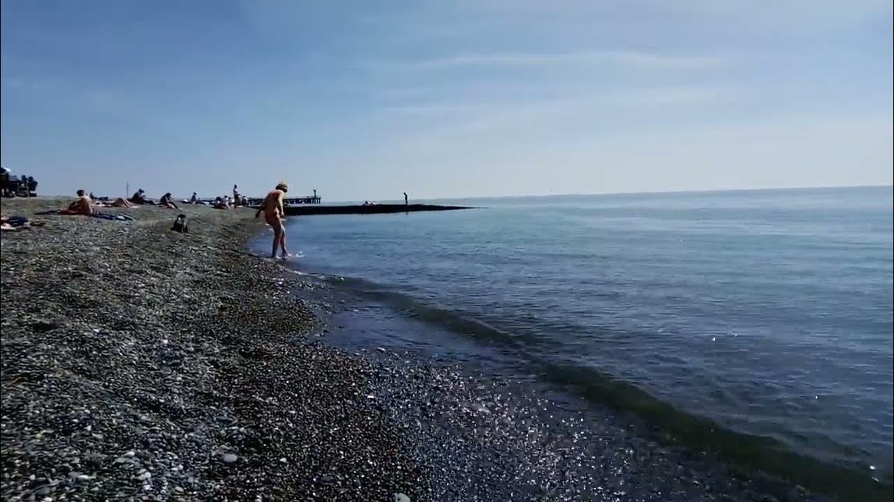 Погода в адлере в начале апреля. Пляж вагонное депо адлер. Черное море весной сочи. Сочи пляж весной. Погода в адлере в начале апреля.
