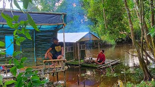 Camping hujan deras || Membangun shelter bambu sederhana di hutan pinggir sungai