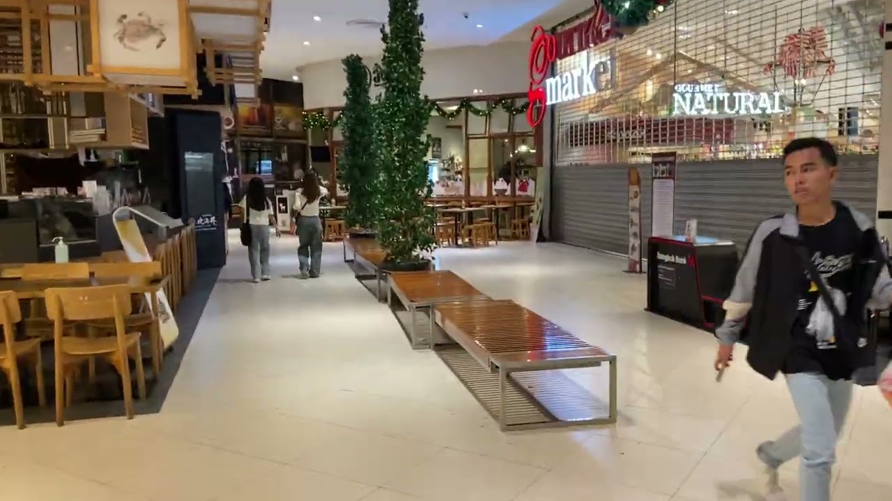 Bangkok - Walking through Siam Paragon after midnight 