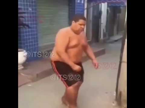 رجل متين يرقص