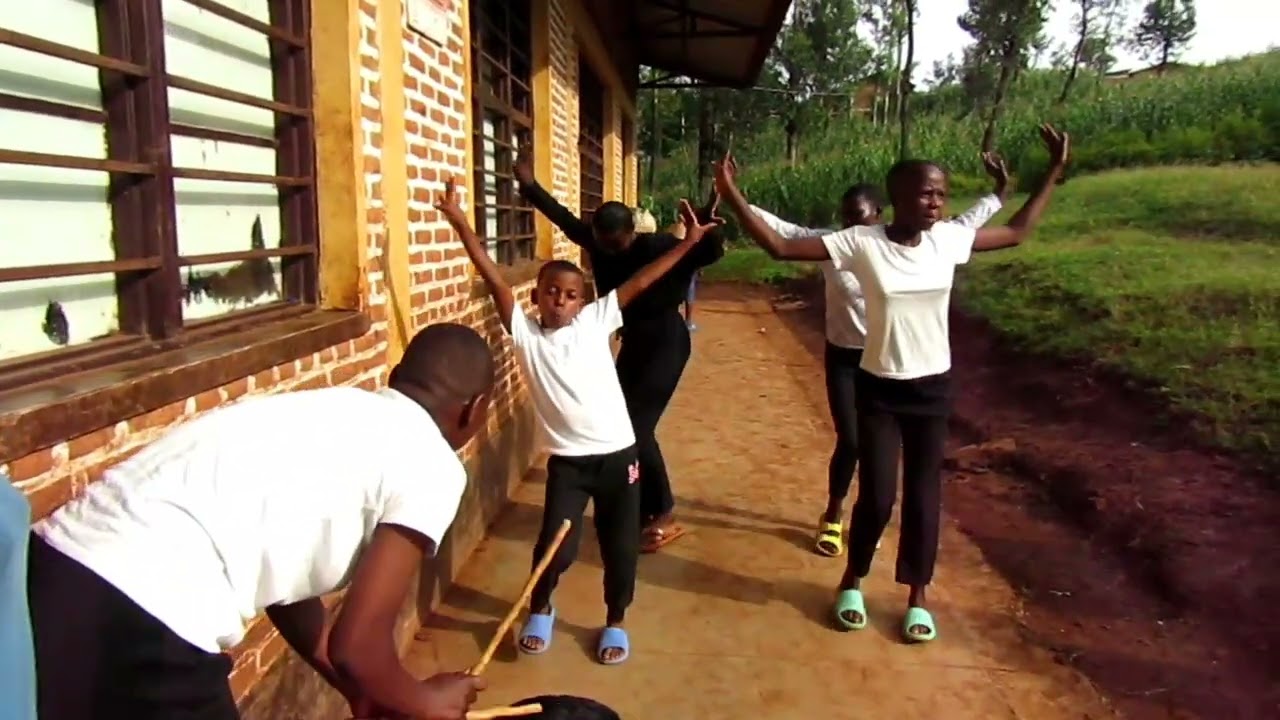 Umurera traditional babyinye impore abantu baratangara