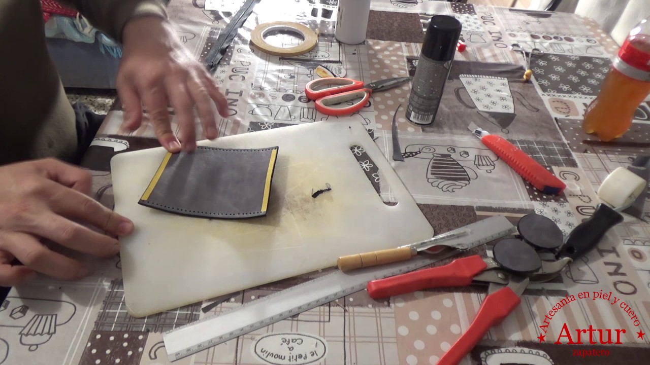 hacemos un llavero de piel con forma de tubo