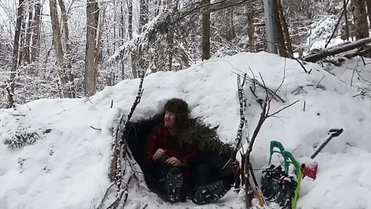科特在荒野搭建庇護所雪地露營野外生存！ 