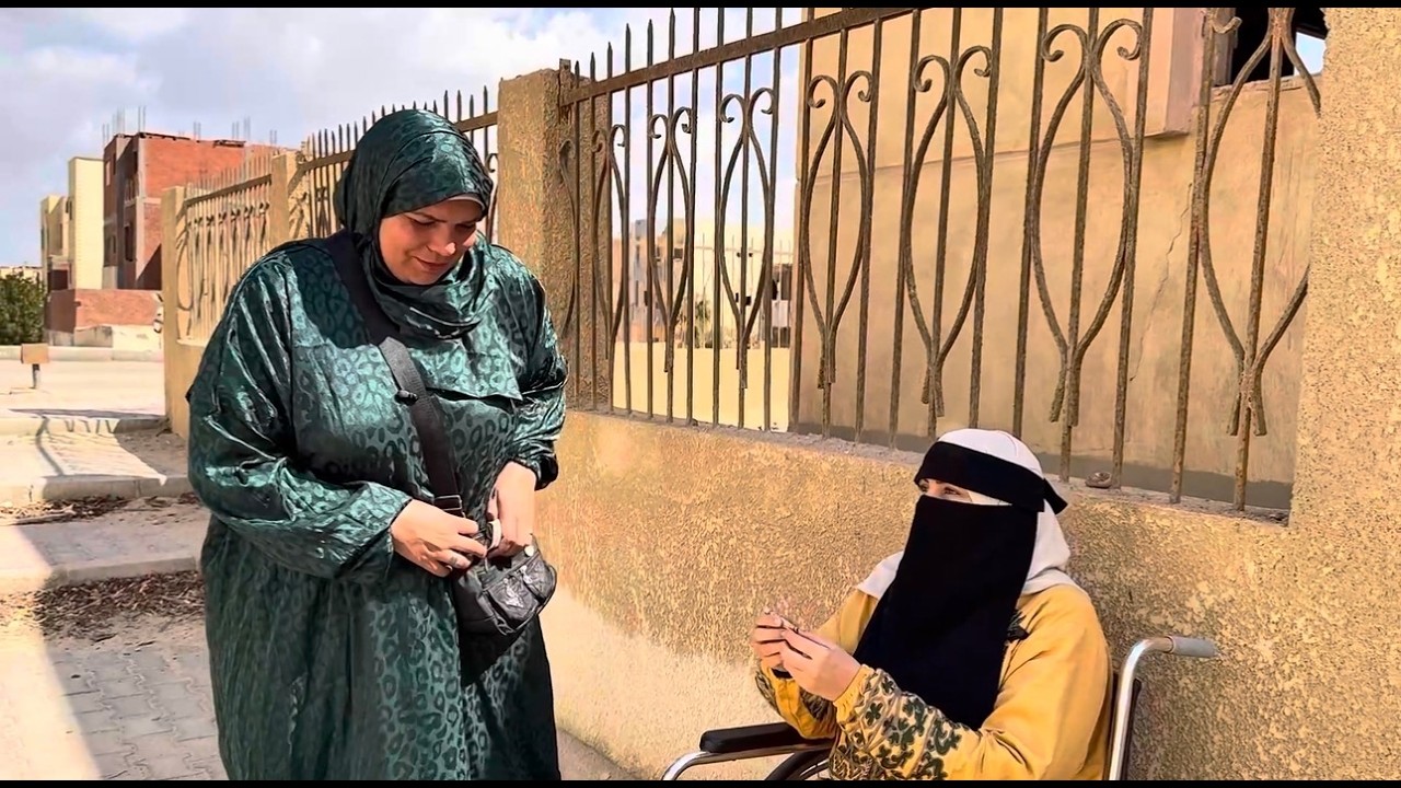 افتكرتها متسوله فحبت تساعدها !لاكن طلعت اختها