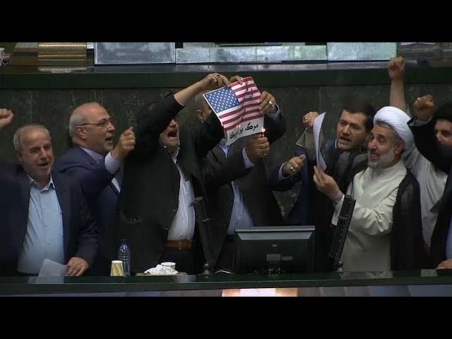 Иранские депутаты сожгли флаг США