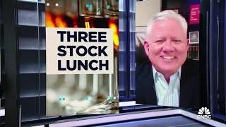 Three-Stock Lunch: Travelers, J.B. Hunt & United Airlines