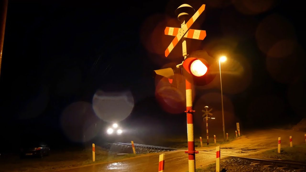 Pociąg towarowy w sercu Kaszub | Wieczór na przejeździe w Kiełpinie Kartuskim