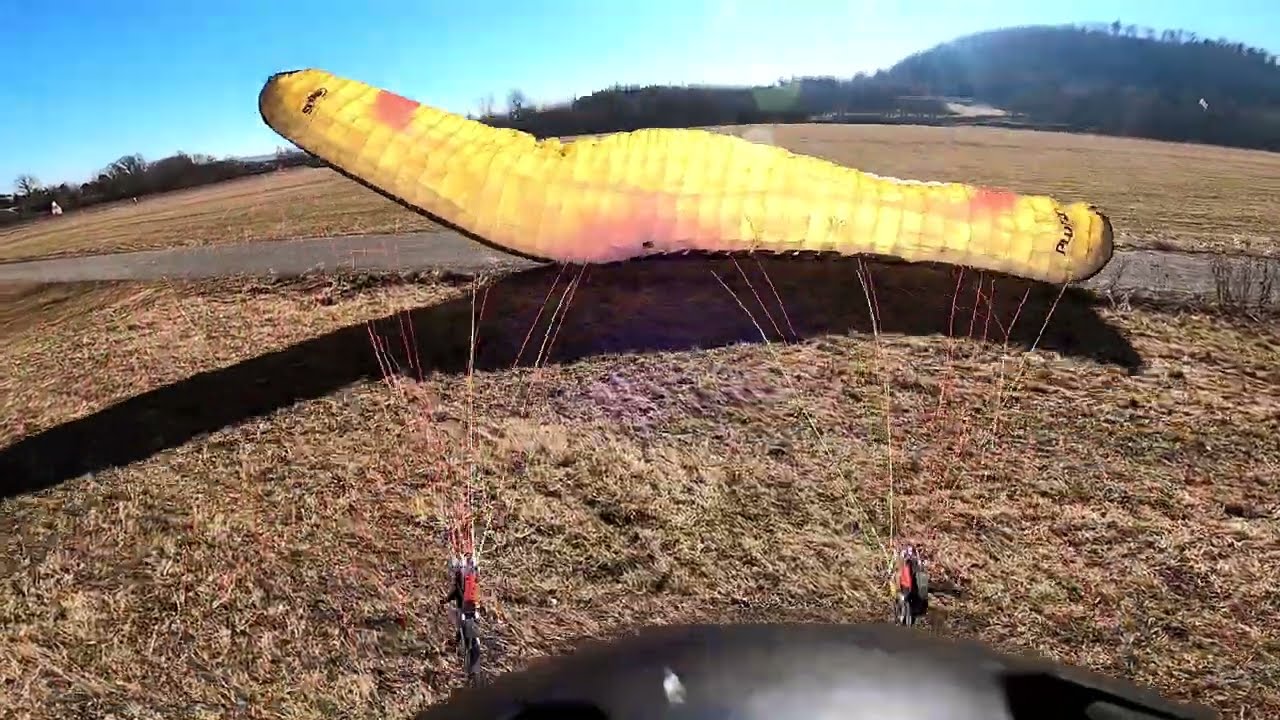Paragliding - Polední pauza. Pes honil mě. Psa honil majitel. Já naháněl majitele.