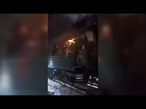 Опубликовано видео разбитых вагонов поезда Волгоград-Нижневартовск в ДТП с автокраном